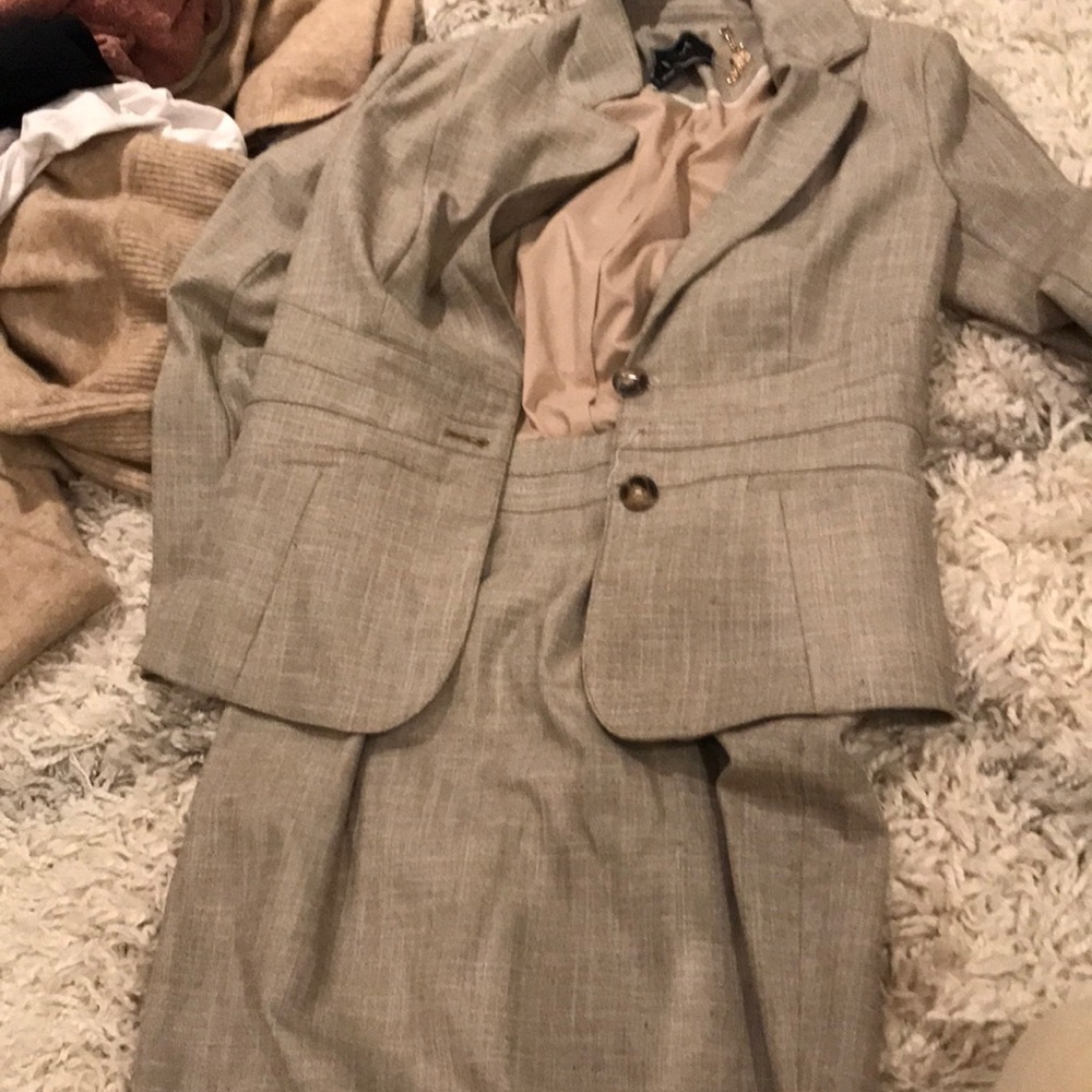 Skirt suit